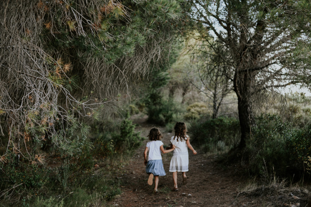 Photographe famille Perpignan - Enfants de dos qui court dans les bois