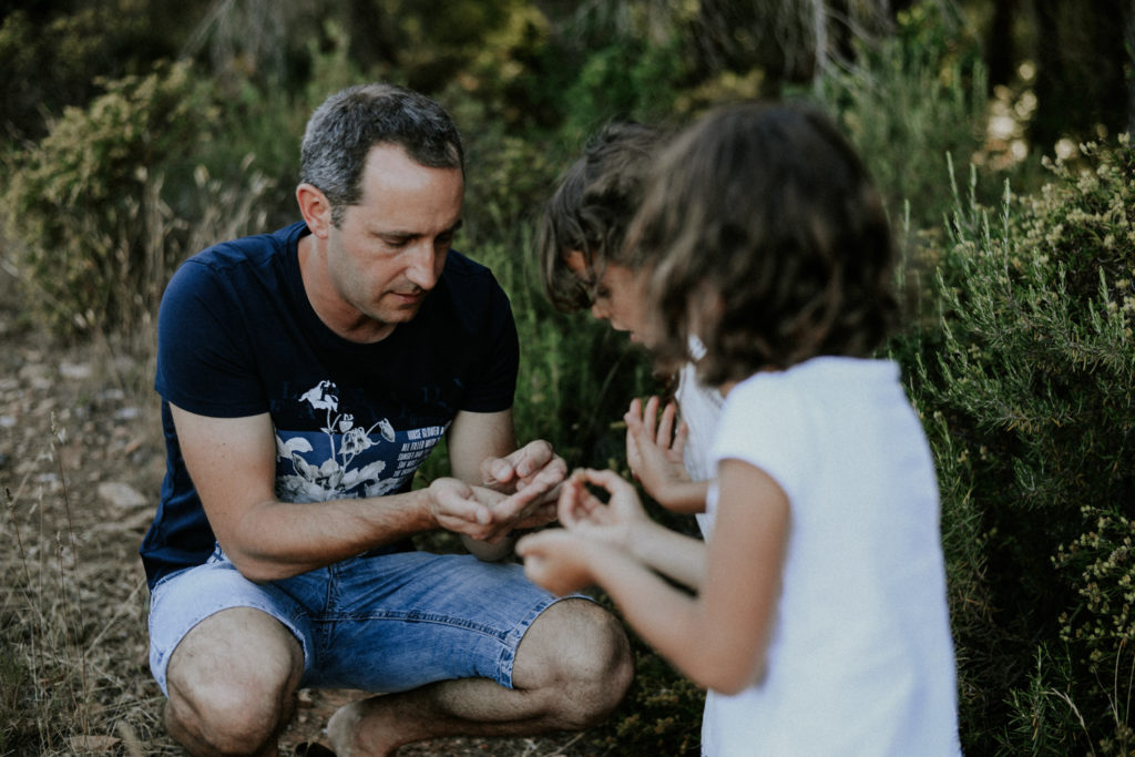 Père montrant un mue de cigale à ses enfants