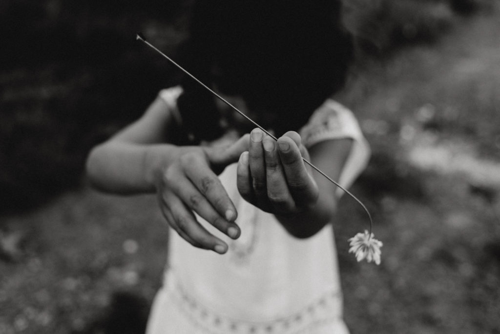 Enfant montrant une fleur