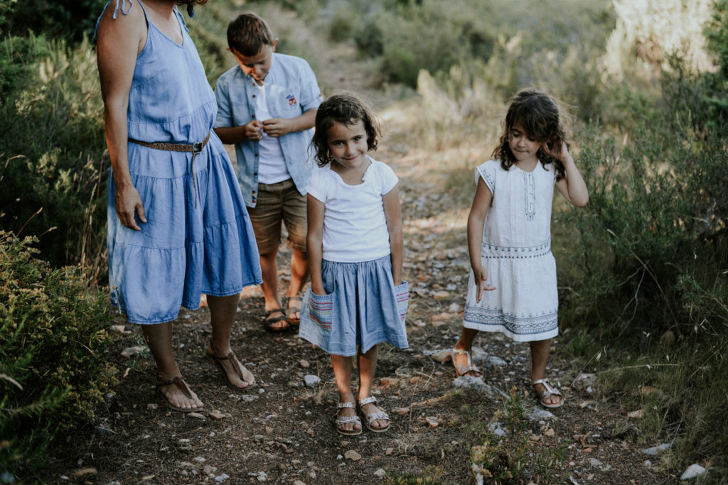 Enfants sur un chemin