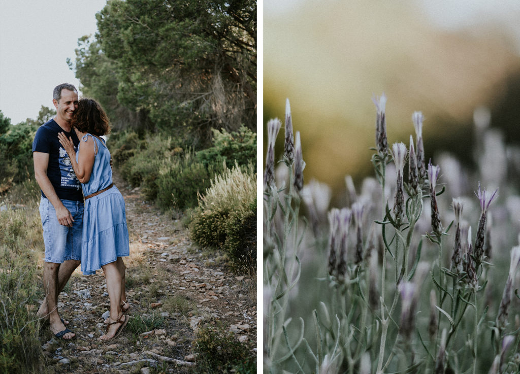 Couple qui s'embrasse et fleurs