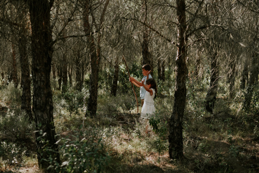 Enfants jouant dans la forêt