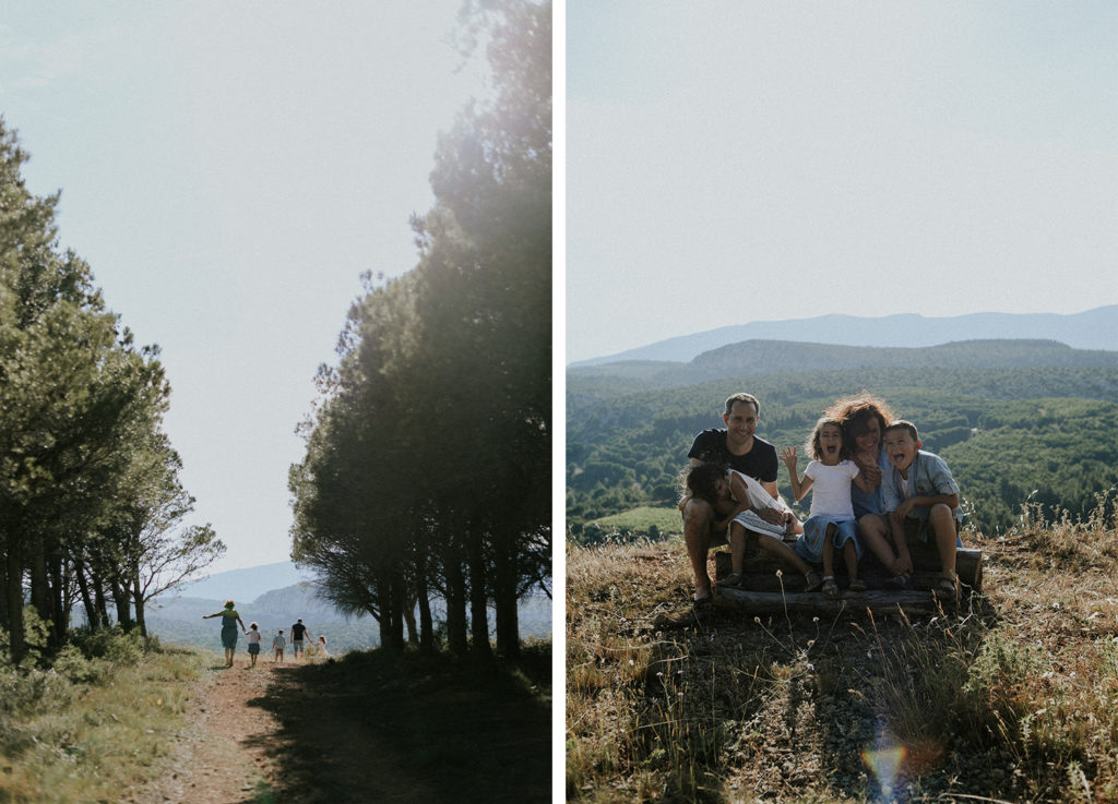 Photographe famille Perpignan - Famille marchant de dos dans une forêt et famille assise sur un rondin de bois en train de faire des grimaces