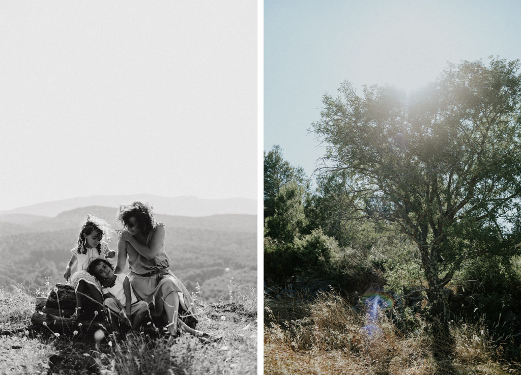 Mère avec ses deux filles assises sur un rondin de bois et arbre