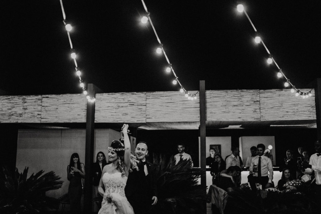 Photographe mariage Hotel Mas Lazuli Costa Brava - Jeunes mariés dansant sous des lumières guinguette en noir et blanc