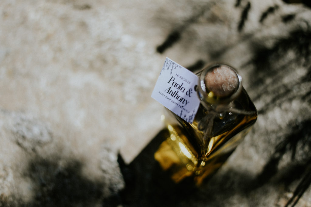 Cadeau invité mariage - Bouteille huile d'olive posée sur une pierre