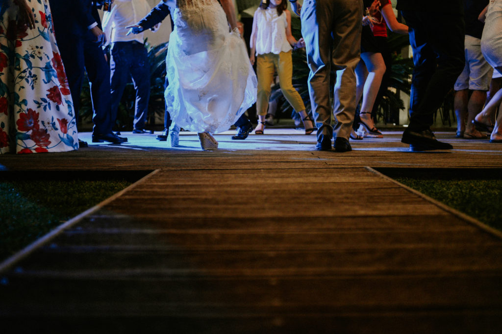 Photographe mariage mas lazuli rosas - groupe de personnes qui danse