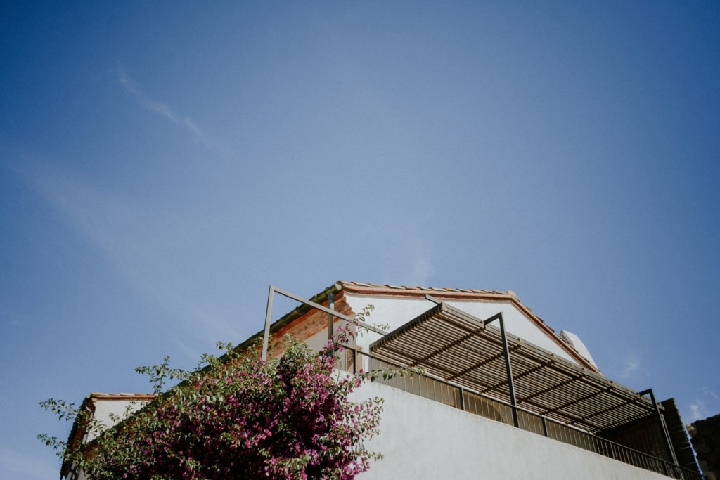 Haut d'un mas et ciel bleu