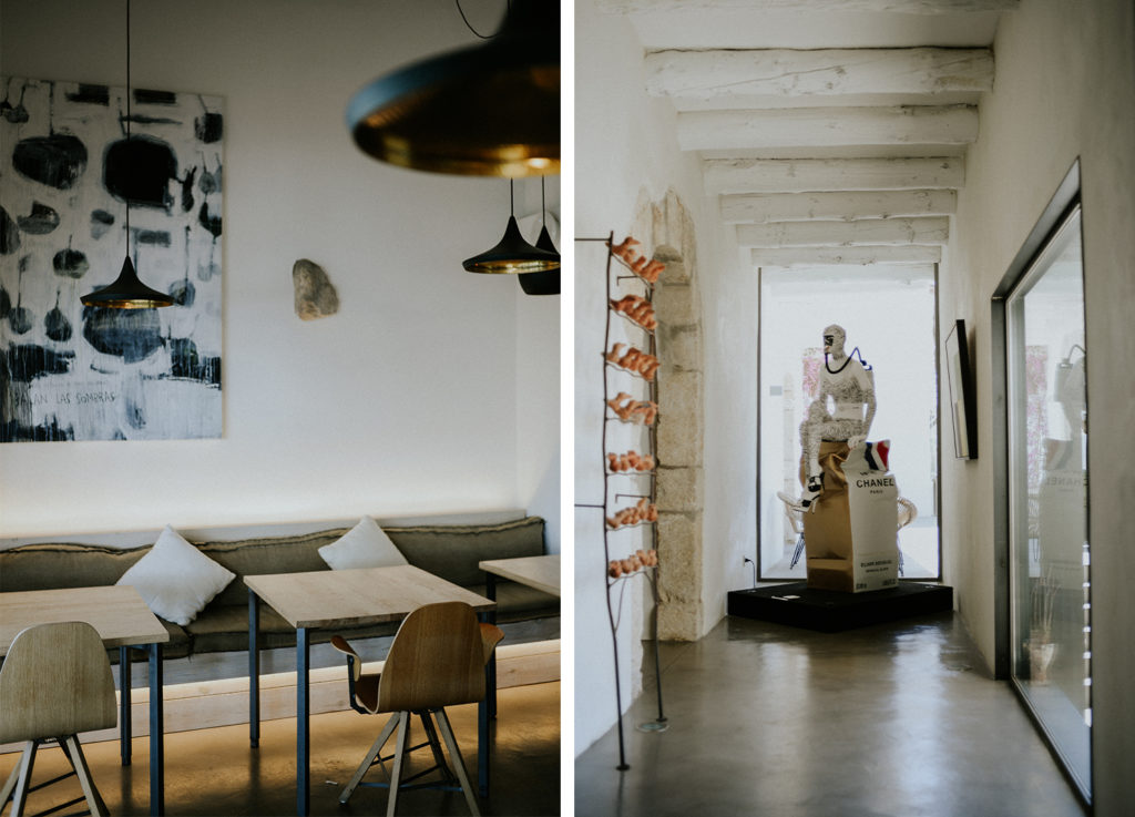 Table de restaurant et sculpture d'un homme dans un couloir