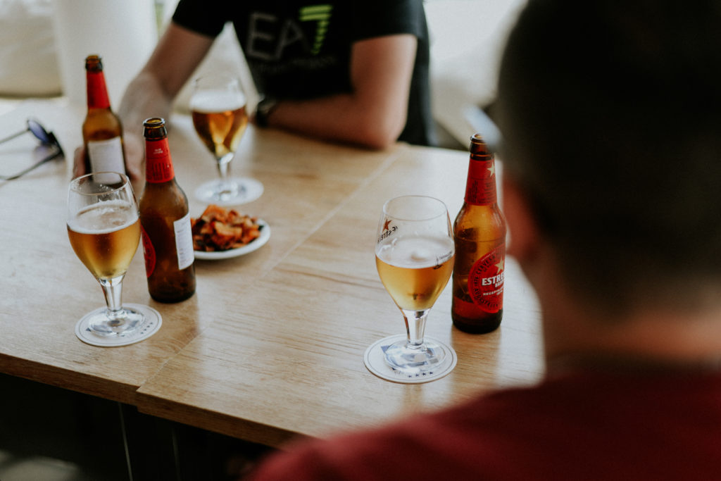 Verres posés sur une table