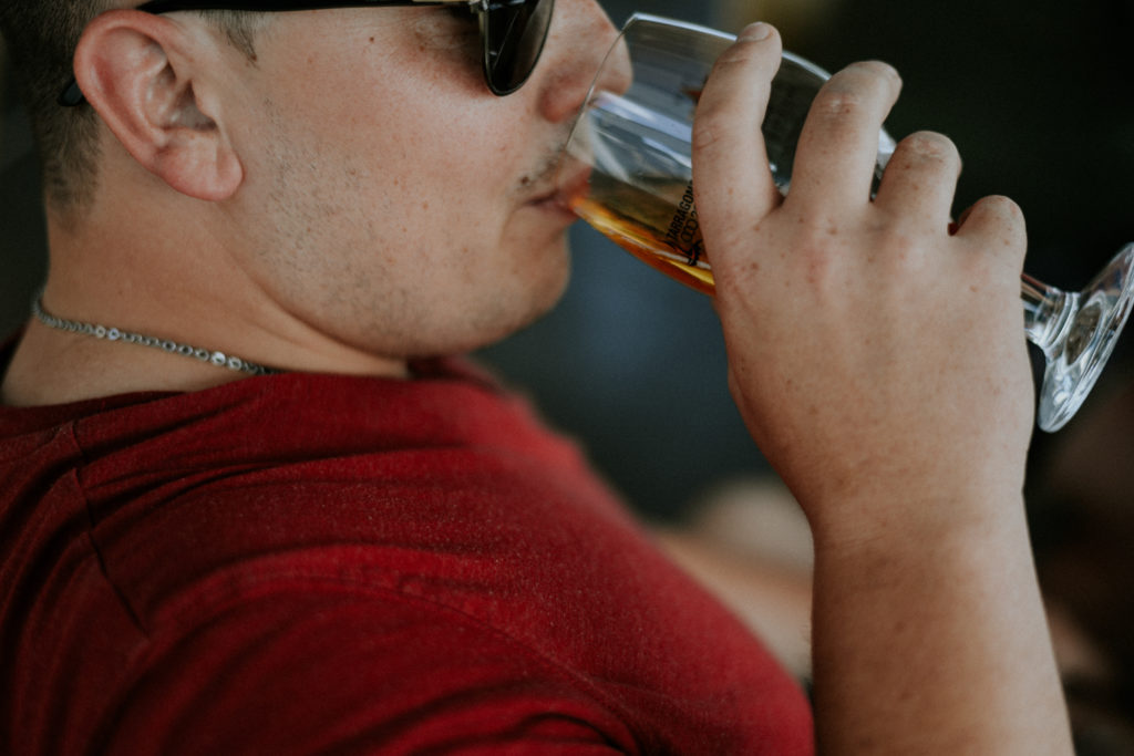 Homme buvant un verre