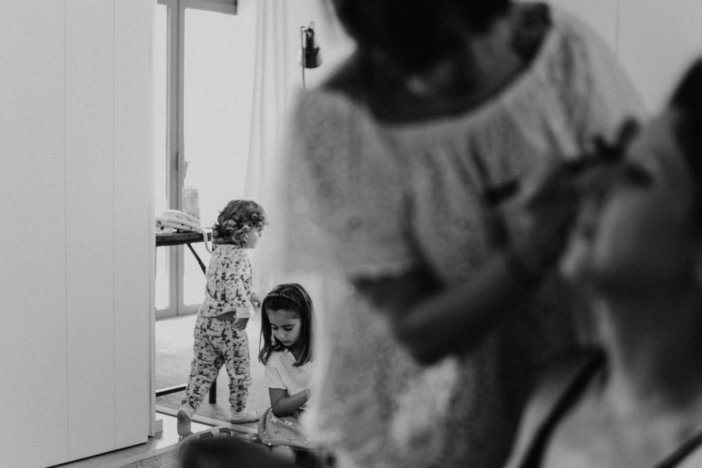 Enfants jouant dans un salon