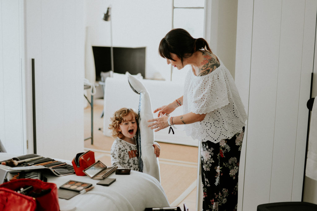 Enfant jouant dans une chambre