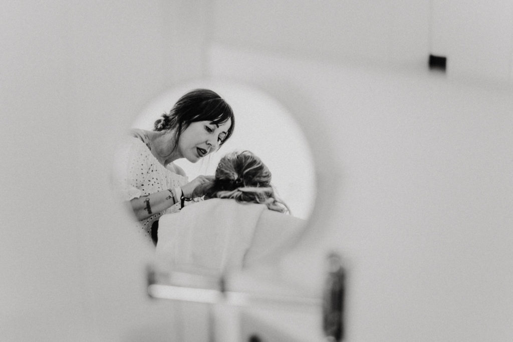 Reflet d'une femme dans un miroir