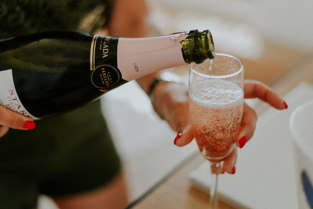 Femme versant du champagne dans un verre à pied