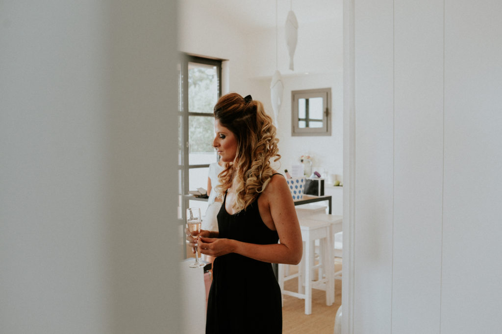 Femme avec un verre de champagne dans un salon