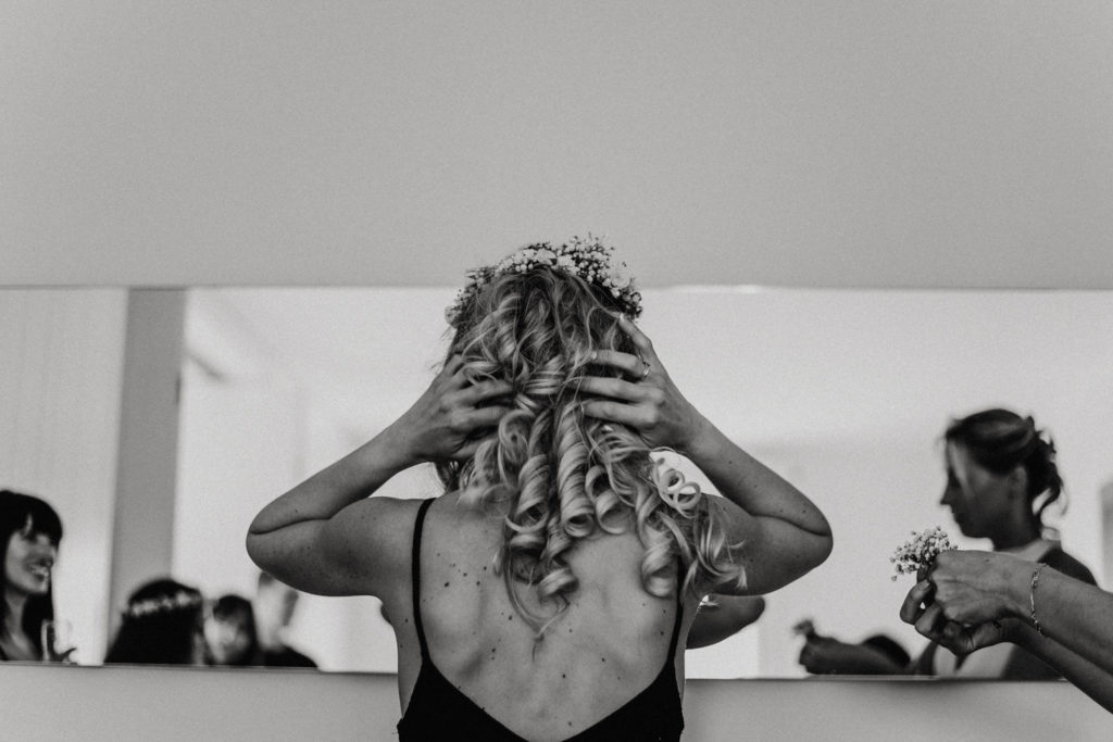 Portrait de dos d'une femme avec les cheveux bouclés