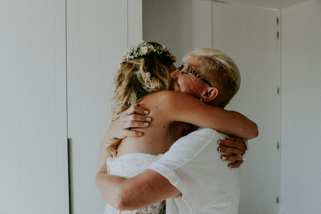 Femme embrassant sa mère