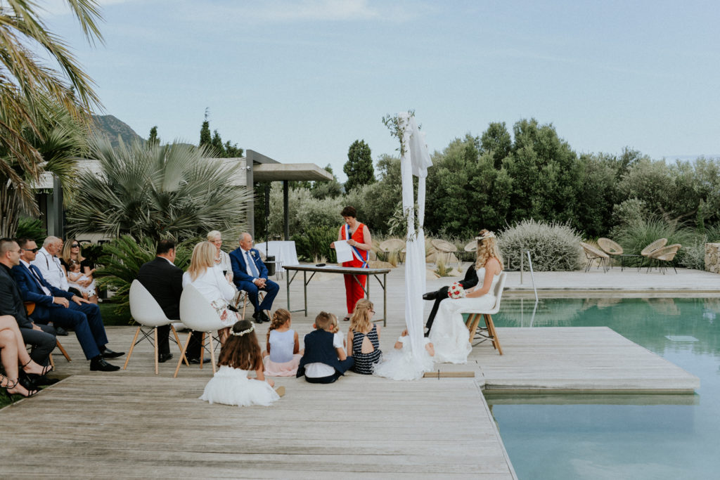 Plan d'ensemble d'une cérémonie laïque devant une piscine