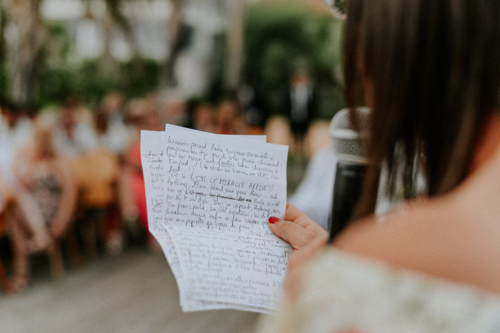 Femme tenant un discours écrit sur un papier