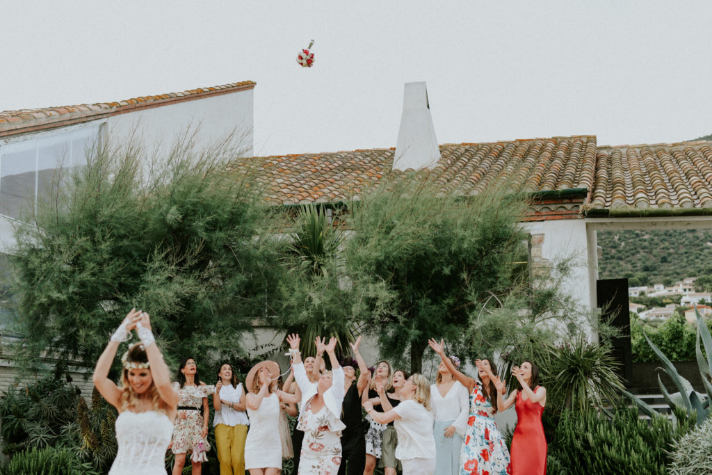 Mariée jetant son bouquet