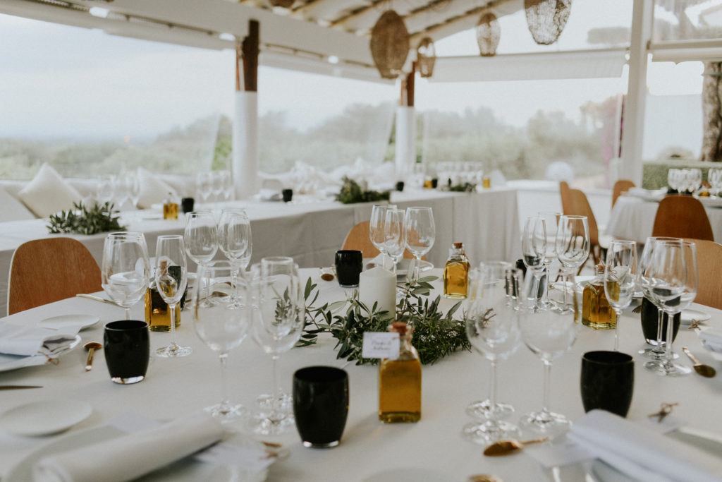 Détail d'une table de mariage avec une bougie au centre