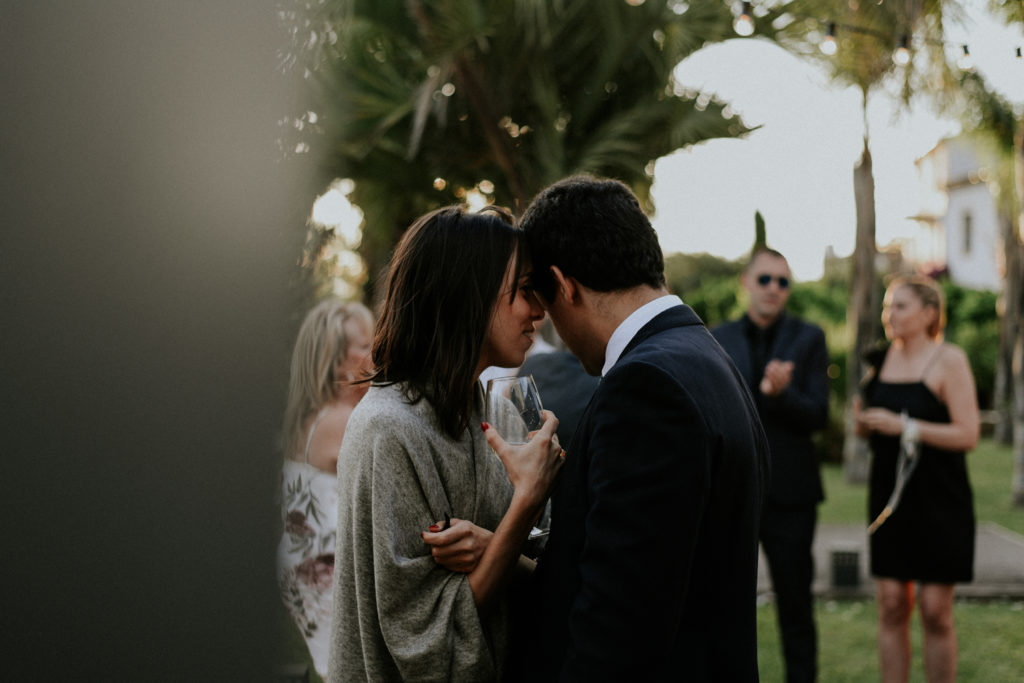 Couple complice pendant un cocktail