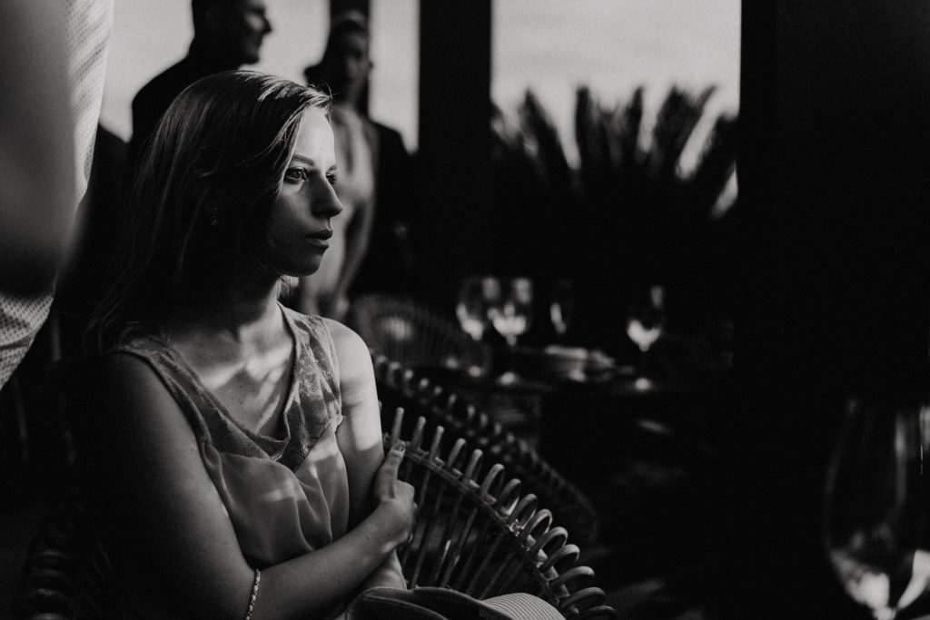 Jeune femme assise sur une chaise