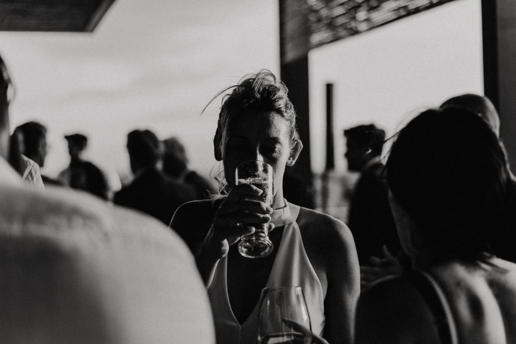 Femme buvant un verre