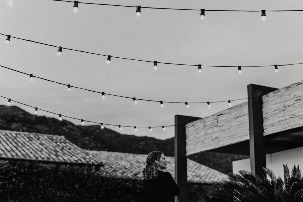 Femme sous des lumières guinguette