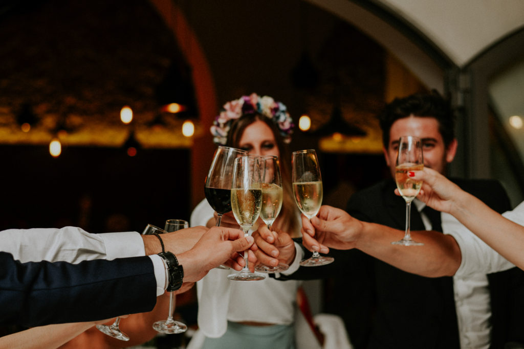 Photographe mariage hotel mas lazuli rosas - Groupe de personnes en train de porter un toast