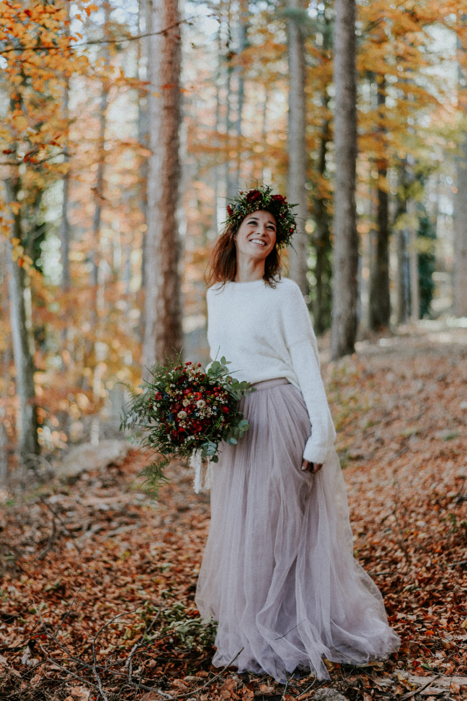 Photographe mariage Perpignan - Mariée souriante au coeur de la forêt domaniale des Albères