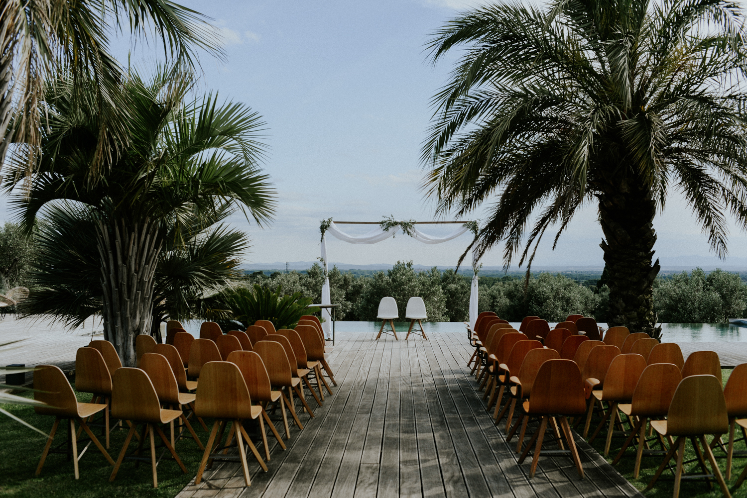 Photographe mariage hotel mas lazuli costa brava - Décor cérémonie laïque en bord de piscine