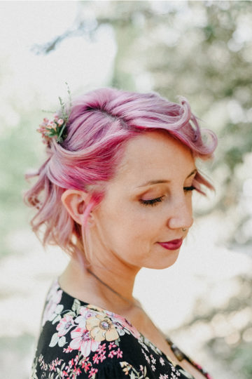 Portrait en couleur d'une femme avec les cheveux rose, cyrielle riba photographe