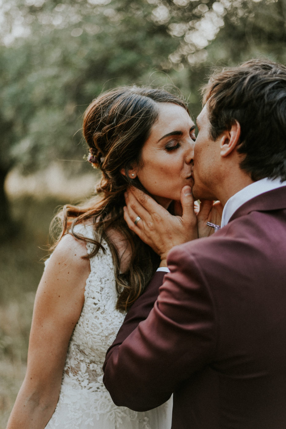 Photographe mariage Béziers - Couple qui s'embrasse dans un champs d'oliviers au Domaine de l'Ale à Capestang