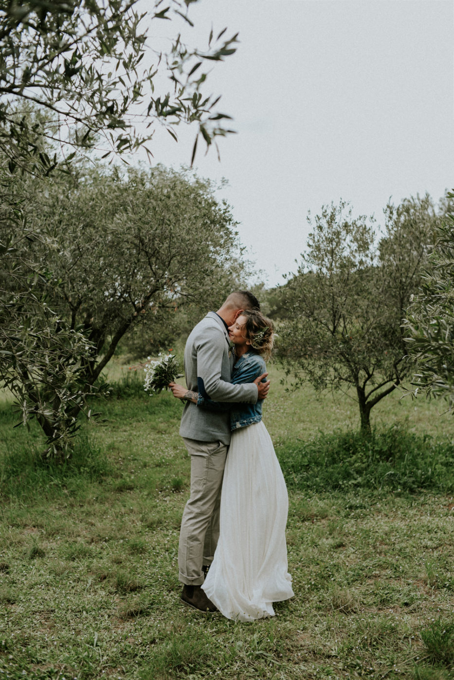 Photographe mariage Narbonne - Editorial bohème - Couple qui s'enlace dans un champs d'oliviers