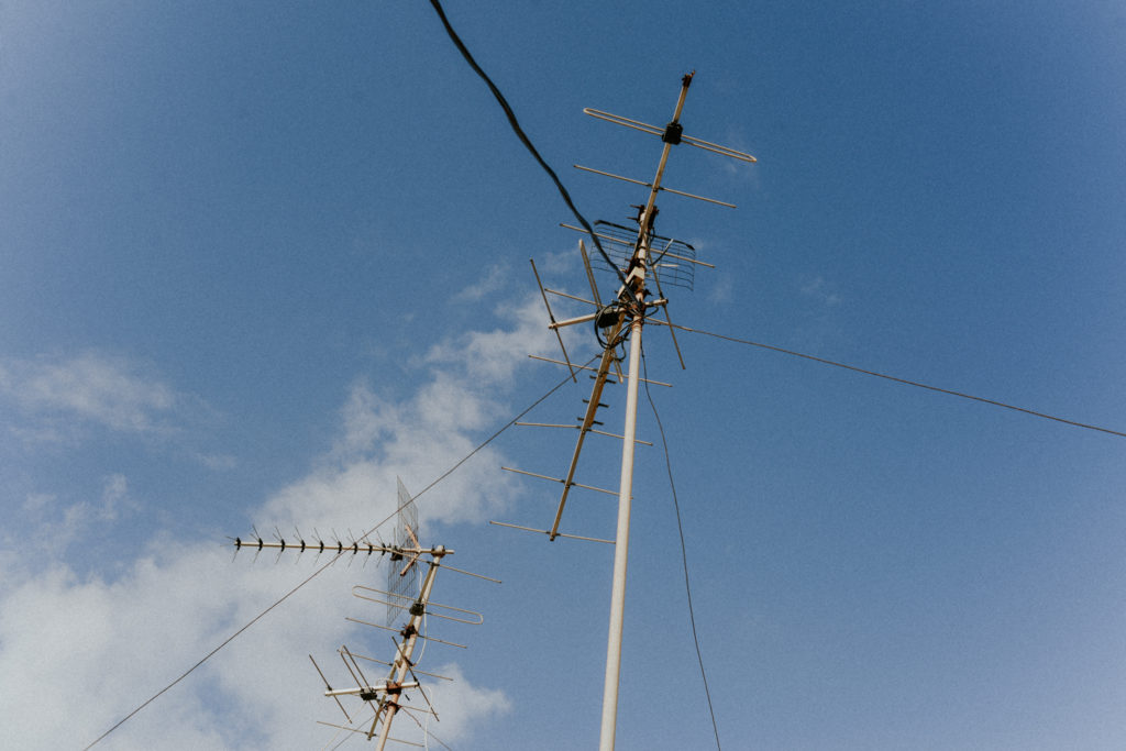 Antennes télé sur fond de ciel