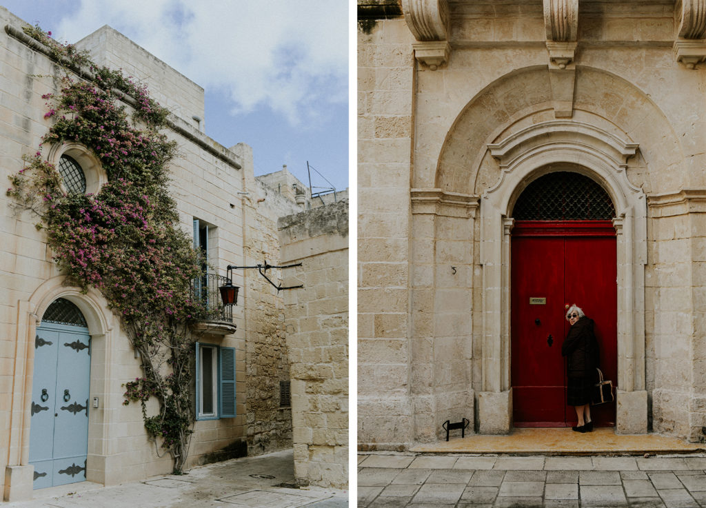 Femme devant une porte - Végétation grimpante sur un mur - Mdina - Malte