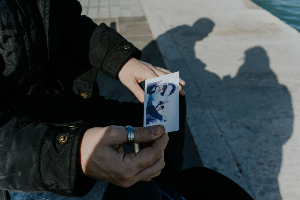 Photo polaroid dans main d'homme