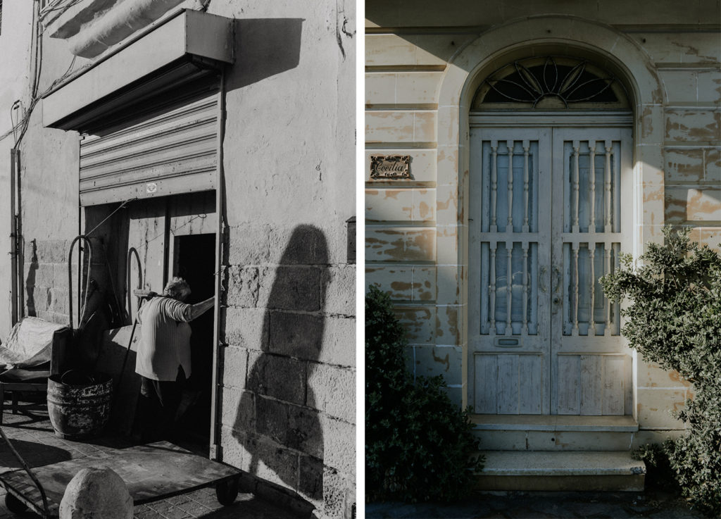 Femme dans encadrement de porte en noir et blanc - Porte d'entrée - Marsaxlokk