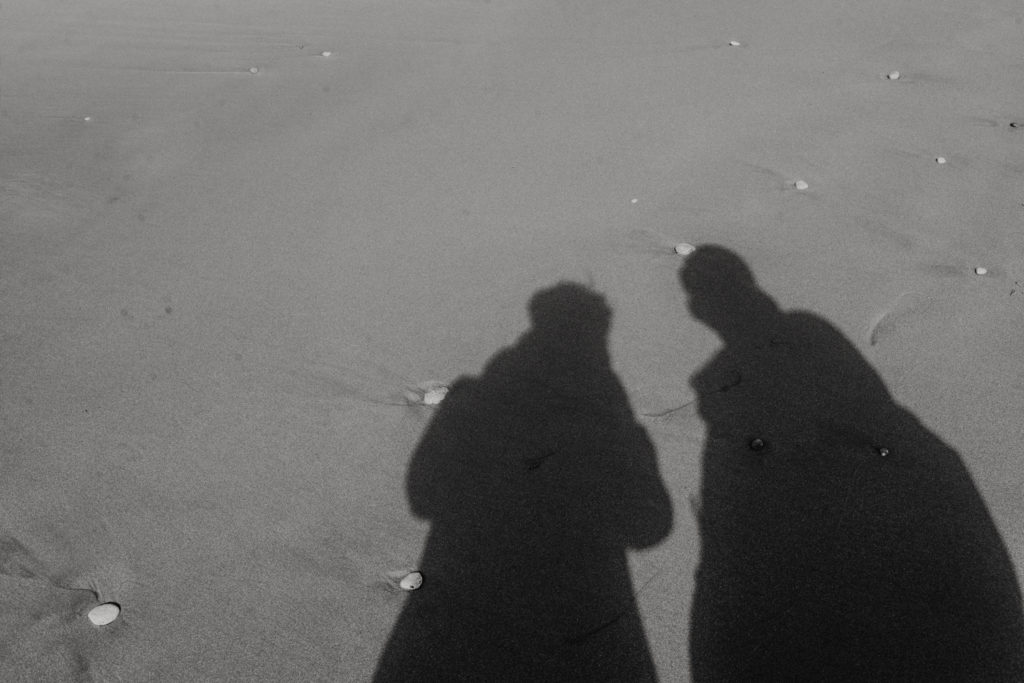 Silhouette couple en noir et blanc dans le sable - Gozo