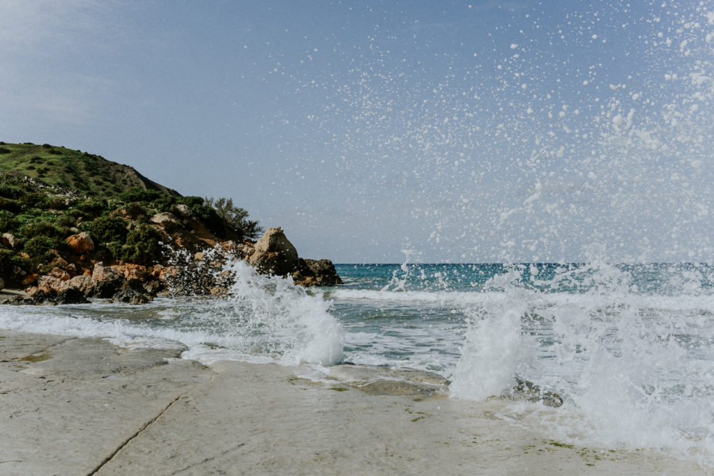 Vague s'éclatant sur la roche lisse - Gozo