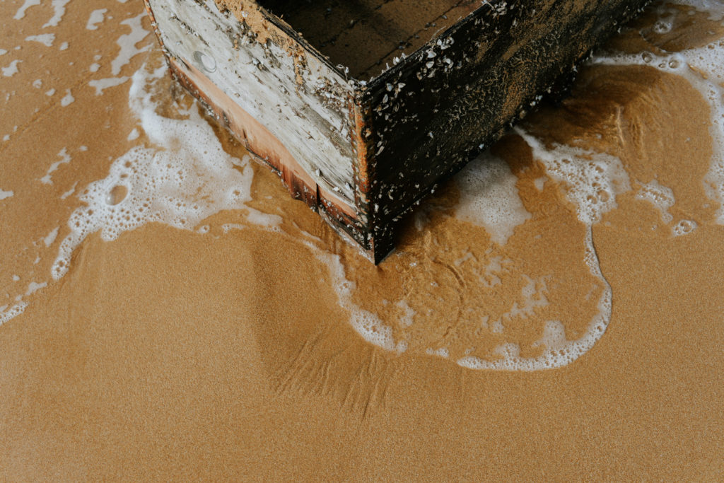Caisse en bois abîmée par la mer - Ramla Bay - Gozo