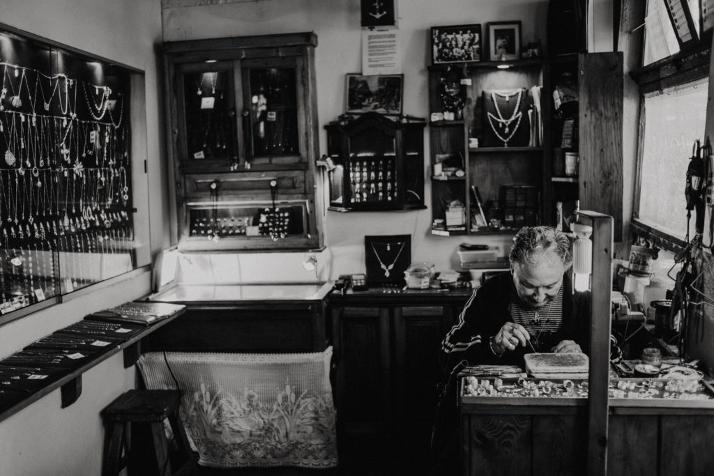 Homme travaillant dans sa boutique de bijoux - Artisan bijoutier Malte