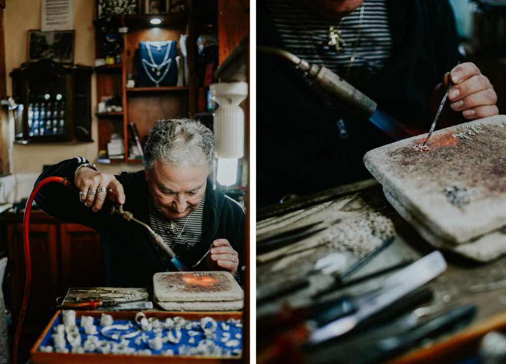 Homme travaillant dans sa boutique de bijoux - Artisan bijoutier Malte