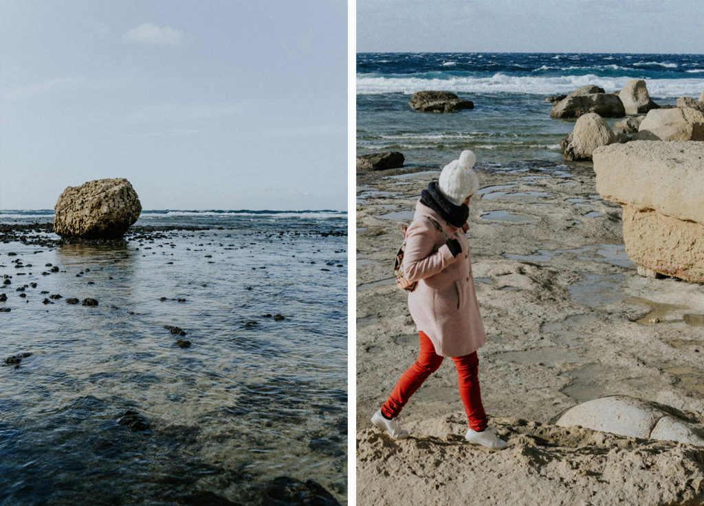 Gros rocher dans la mer - Femme marchant sur un rocher - Gozo