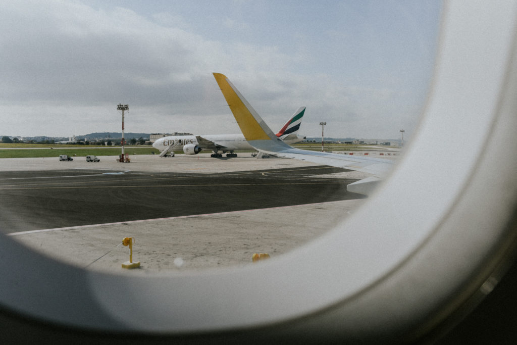Vue d'un avion sur le tarmac à travers un hublot