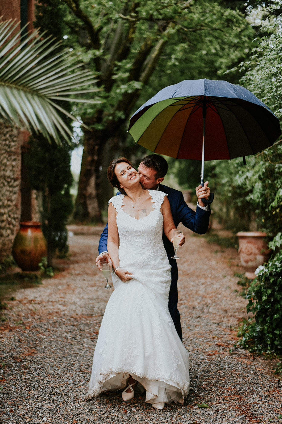 Mariage Château Las Collas - Couple sous un parapluie pendant le vin d'honneur